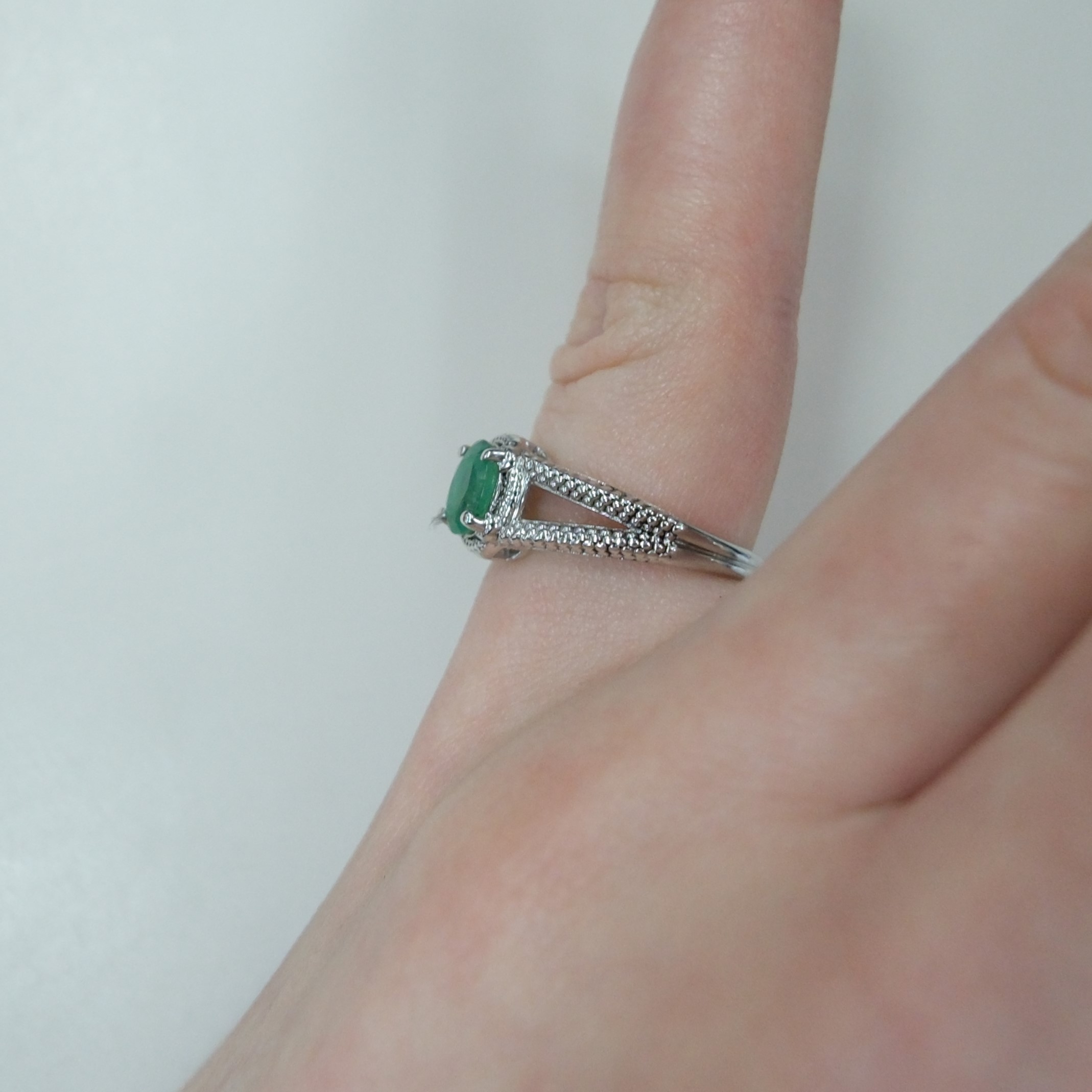 Серебряное кольцо с изумрудом